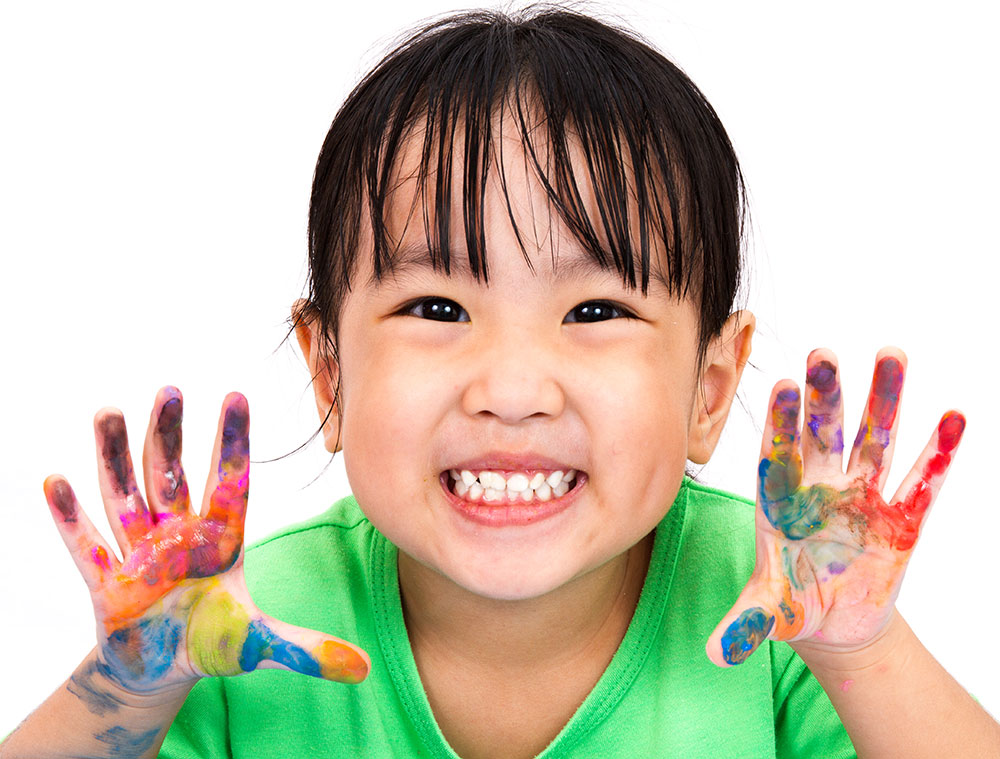 Little girl with paint on her hands?2024-04-26
