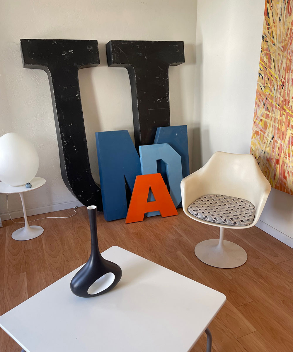 Large metal letters leaning against a wall in a living room?2022-07-06
